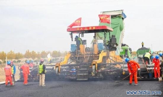 江苏五条在建高速公路迎阐明 多路段沥青摊铺完成